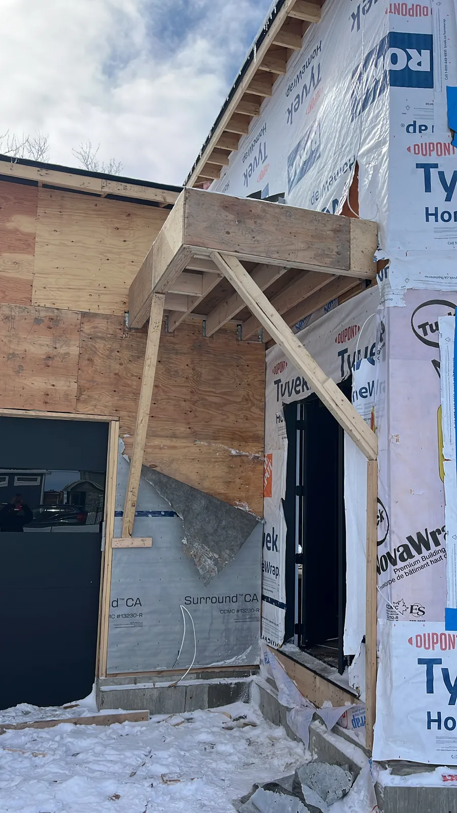 Entrance canopy with a diagonal brace